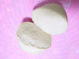 5、#宝宝辅食#奶香小馒头,继续揉面团排气，揉至切开表面基本没有气孔即可