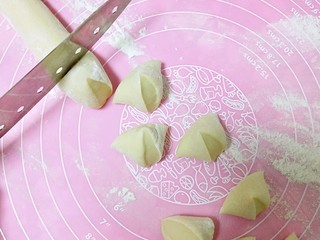 7、#宝宝辅食#奶香小馒头,北方很多地方切饺子剂子是这样子切的，所以我弄的小馒头，也这样切剂子，方便快速