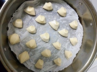 8、#宝宝辅食#奶香小馒头,将面条剂子放在铺好湿布的笼屉里，进行二次发面