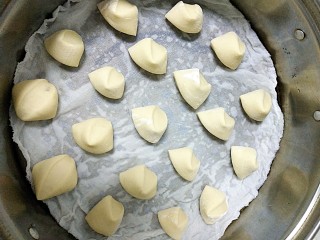 9、#宝宝辅食#奶香小馒头,大概二次发面15分钟，如图所示，剂子已经变大，冷水上锅开大火，烧至水沸腾蒸15分钟，关火，焖5分钟