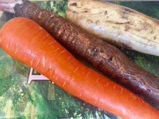 2、稻荷寿司,胡萝卜，牛蒡、藕洗净去皮。