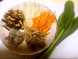 7、稻荷寿司,香菇、藕、胡萝卜、牛蒡切短丝、虾切小丁