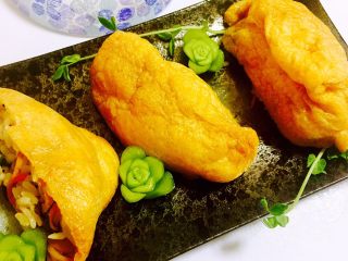 11、稻荷寿司,可以美美的享用了！这是正宗的日本家常版稻荷寿司。个人觉得非常适合女士及孩子吃。吃起来酸甜适中，藕脆脆的、青菜的爽口、浓郁的香菇（干香菇比鲜香菇做出来有味道）营养的牛蒡！制作也方便简单