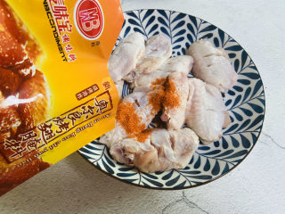 2、香酥炸鸡翅,鸡翅洗干净沥干水分划两刀，放入奥尔良烤翅腌料