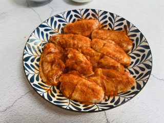 3、香酥炸鸡翅,腌制四小时或是放入冰箱过夜