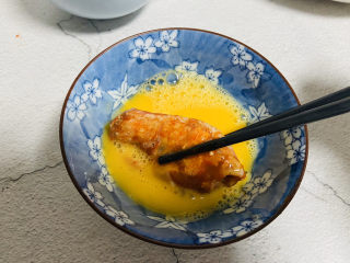 5、香酥炸鸡翅,鸡翅裹上蛋液