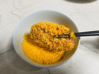 6、香酥炸鸡翅,裹上面包糠