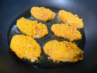 8、香酥炸鸡翅,锅中加入食用油加热至五成熟放入鸡翅中小火炸至金黄捞出