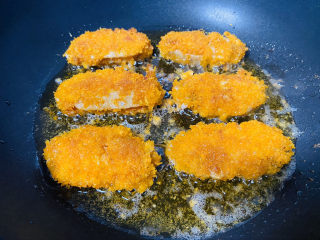 9、香酥炸鸡翅,开大火油温八成热复炸一次即可