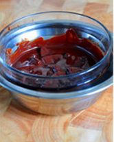 1、巧克力杏仁麦芬蛋糕,将黑巧克力掰碎，隔热水或用微波炉将巧克力融化