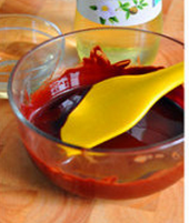 2、巧克力杏仁麦芬蛋糕,混合黑巧克力糊和油脂，搅拌均匀