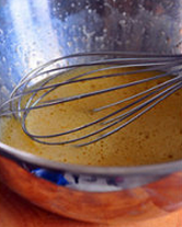 3、巧克力杏仁麦芬蛋糕,鸡蛋打散，加入细砂糖和蜂蜜，拌匀