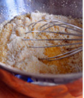 5、巧克力杏仁麦芬蛋糕,将过筛后的粉类，边搅拌边加入到蛋糊中，拌匀