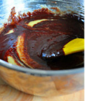 6、巧克力杏仁麦芬蛋糕,再将巧克力糊加入到蛋糊中，用刮刀拌匀