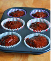 7、巧克力杏仁麦芬蛋糕,用大勺将蛋糕糊盛入到模具中，约8分满