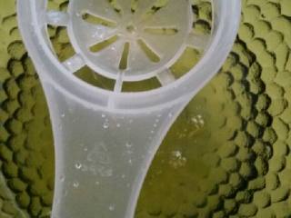 1、香蕉戚风蛋糕,将4个鸡蛋用分蛋器分成蛋清和蛋白，容器要无水无油。