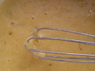 2、香蕉戚风蛋糕,熟透香蕉装塑料袋用擀面杖压成泥加入蛋黄搅匀，再加入10克糖、玉米油。