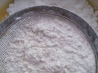 3、香蕉戚风蛋糕,将面粉、泡打粉和玉米淀粉混合后筛入香蕉蛋黄糊中，用橡皮刮刀翻拌成较稠的光滑无颗粒的蛋黄糊。