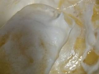 4、香蕉戚风蛋糕,将蛋白加入白醋，分三次加入白糖用电动打蛋器打发到硬性发泡，取打发好的蛋白三分之一加入蛋黄糊中，因要连续操作没来得及拍蛋白打发照。