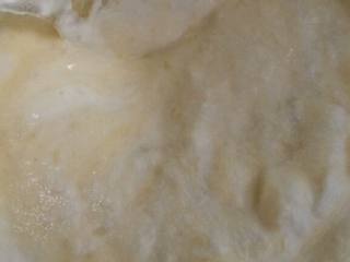 5、香蕉戚风蛋糕,再取三分之一蛋白加入蛋黄糊中翻拌均匀，最后将蛋黄糊倒入蛋白盆中翻拌均匀。