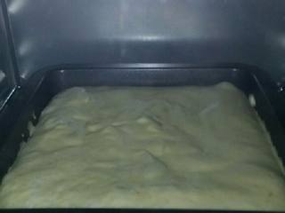 6、香蕉戚风蛋糕,放入模具大力震几下，震出里面大气泡。烤箱预热，180度，上下火，下层烤30分钟。