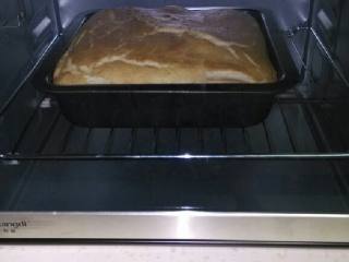 7、香蕉戚风蛋糕,可以看到蛋糕逐渐发起来，表面已经上色。