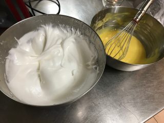 3、浓郁榴莲蛋糕卷,现在开始混合蛋黄糊额蛋白霜