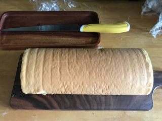 7、浓郁榴莲蛋糕卷,冷藏2小时后我切开哒