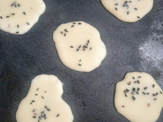 12、宝宝辅食    10M+ 超级松软的小米饼,可以在小饼上撒上一些芝麻或者芝麻粉。