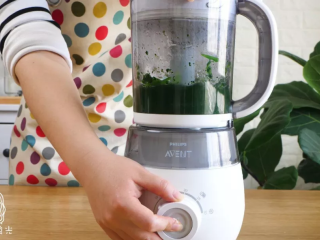 4、双色鸡蛋饼,同样放入辅食机搅打成泥~