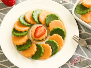 11、双色鸡蛋饼,好吃好看又好玩的双色鸡蛋饼做好了，这也算是能锻炼宝宝协调能力的手指食物啦，妈妈们快给宝宝来一块吧~