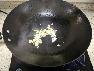 6、鱼香肉丝,余油小火炒香姜蒜末
