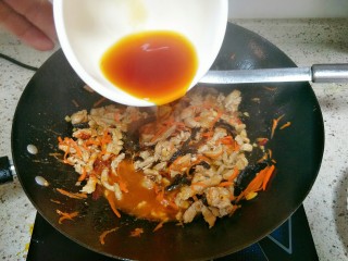 10、鱼香肉丝,倒入调味汁翻炒均匀