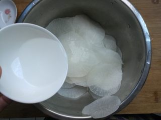 9、糖醋白萝卜,倒入白醋。