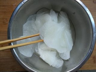 10、糖醋白萝卜,用筷子搅拌均匀。