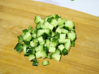 2、虾仁疙瘩汤,黄瓜切丁