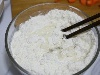 4、虾仁疙瘩汤,将面粉放入容器中，一点一点加入清水~