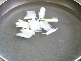 6、虾仁疙瘩汤,锅内烧水，加入葱段