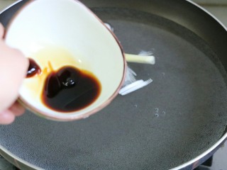 7、虾仁疙瘩汤,加入酱油食盐调味