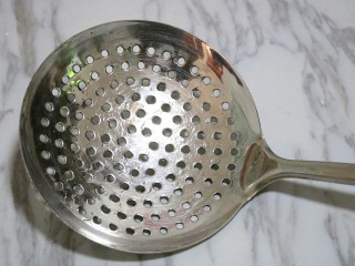 8、虾仁疙瘩汤,漏勺清洗干净并擦干