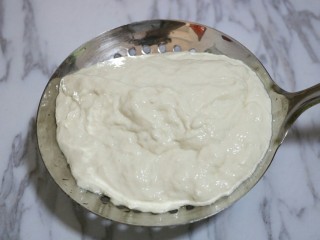 9、虾仁疙瘩汤,将面糊倒入漏勺