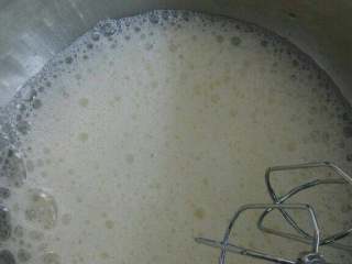 2、牛奶戚枫蛋糕,砂糖要分3次加入,将蛋清打至有鱼眼泡状态加入20克砂糖