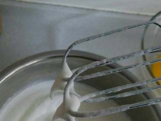 4、牛奶戚枫蛋糕,再将蛋清打至湿性发泡状态,也就是打蛋器提起蛋清会有一个向下的细长的弯度时,再加入剩下的20克砂糖