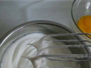 5、牛奶戚枫蛋糕,将蛋清打至干性发泡,当打蛋器提起会有短小而且直的蛋清,倒置装蛋清的盆不会掉下来就可以了,将打发好的蛋清放入冰箱冷藏,这时我们就弄蛋黄