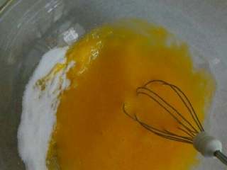 6、牛奶戚枫蛋糕,将蛋黄加入40克白砂糖搅拌均匀