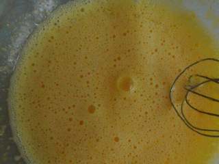 7、牛奶戚枫蛋糕,加入牛奶和玉米油搅拌均匀