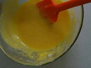 8、牛奶戚枫蛋糕,筛入低筋面粉上下翻拌均匀