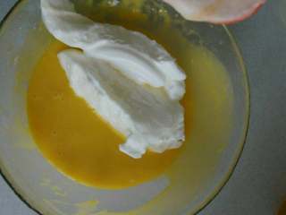 9、牛奶戚枫蛋糕,取出1/3蛋清加入蛋黄中翻拌均匀