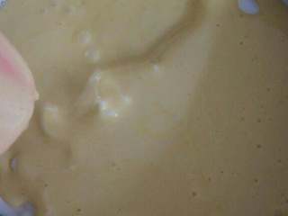 10、牛奶戚枫蛋糕,翻拌好后加入蛋清中,上下快速翻拌均匀