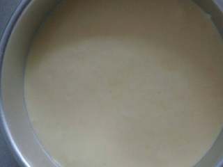 11、牛奶戚枫蛋糕,倒入模具中,震荡几下,震出气泡